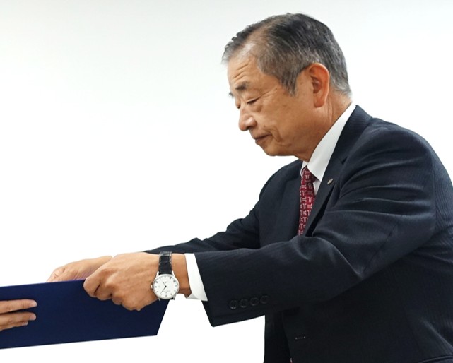 社長から表彰状を授与