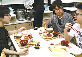 同僚や先輩たちとも会話がはずむ夕食