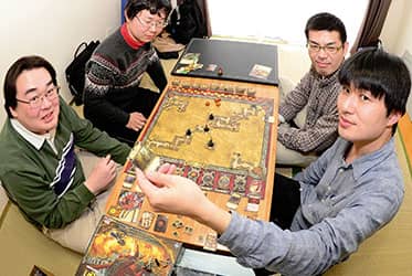 友人とボードゲームで熱いバトル